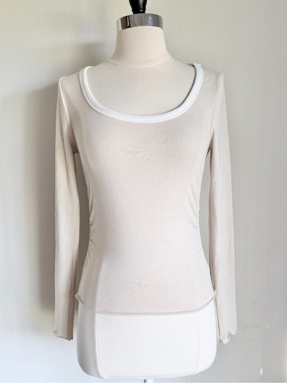 LUSH Long Sleeve Contrast Scoop Neck Ribbed Knit Top Ruched Sides, Cream, NWT
